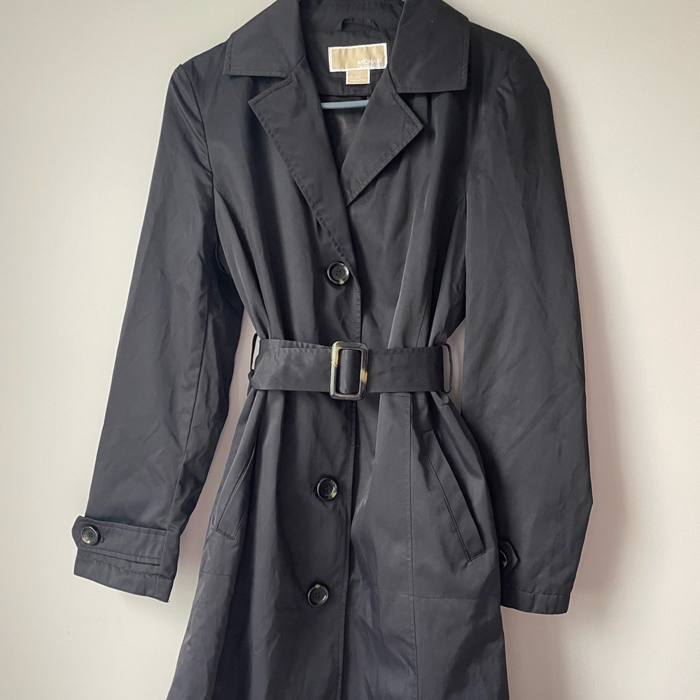 Black raincoat with belt 
Michael Kors
Medium